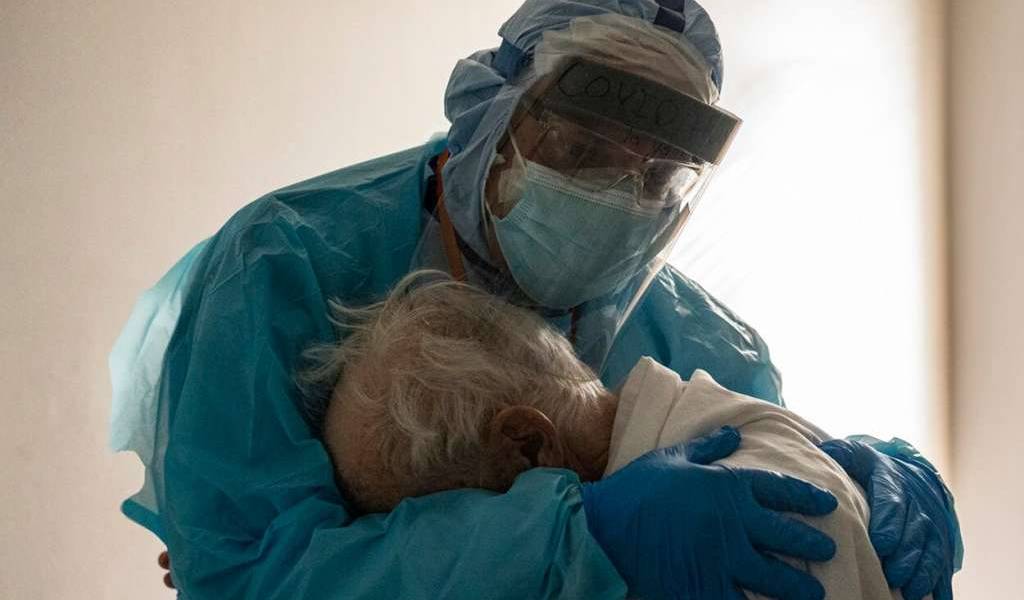 El abrazo entre un doctor y un paciente con COVID