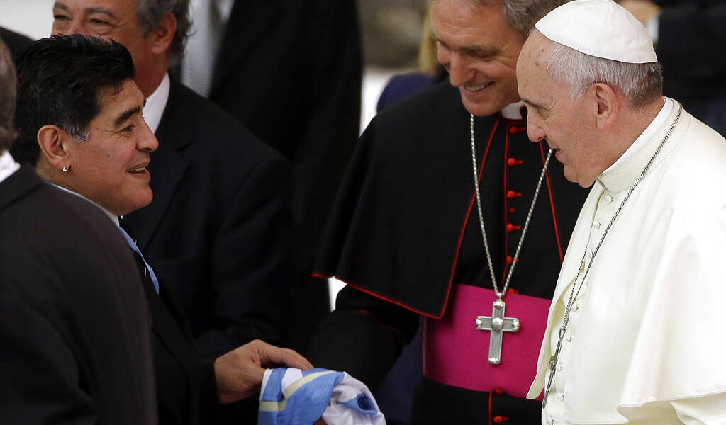 Papa Francisco reza por Maradona