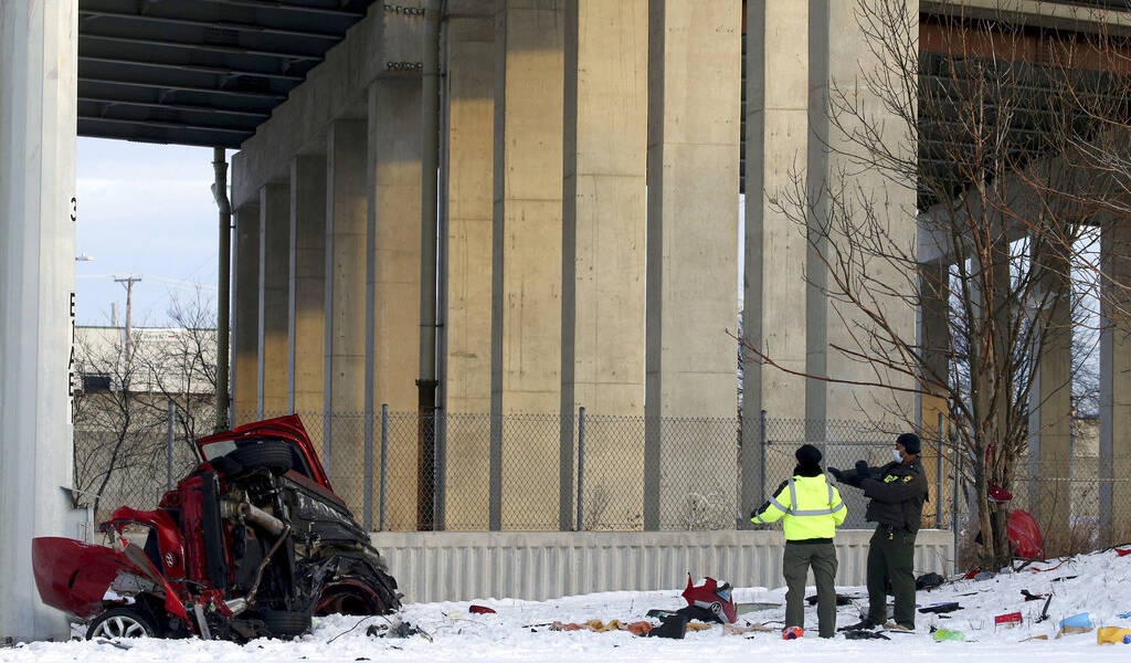 Dos muertos tras caída de auto desde 15 metros de una autopista en Chicago