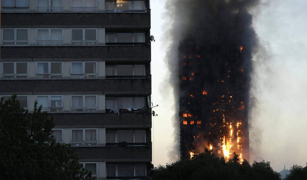 Al menos 12 muertos y más de 70 heridos tras incendio que consumió condominio en Londres
