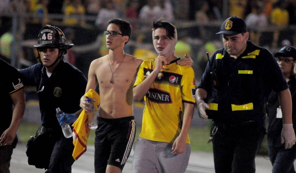 Heridos y tres hinchas detenidos por desmanes después del Clásico