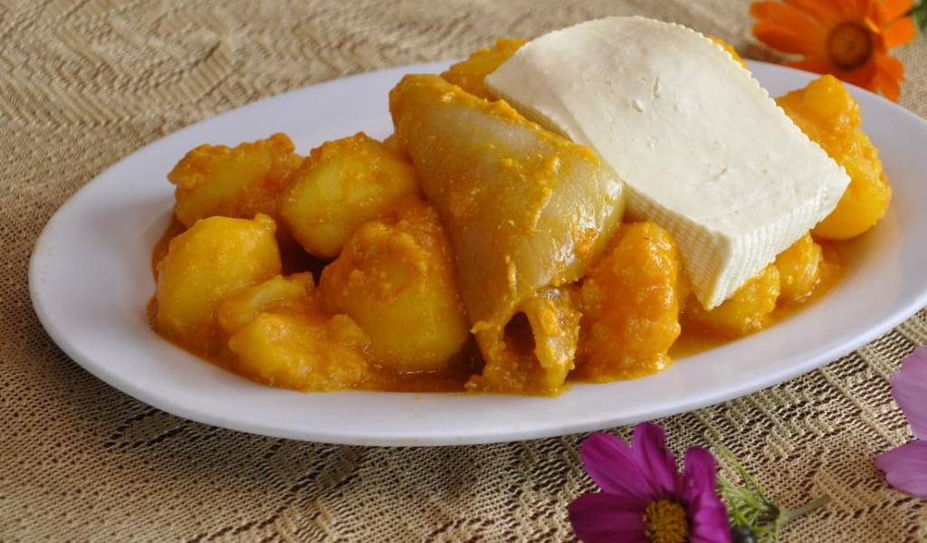 ¿De dónde viene la tradición de comer papas con cuero en Quito?