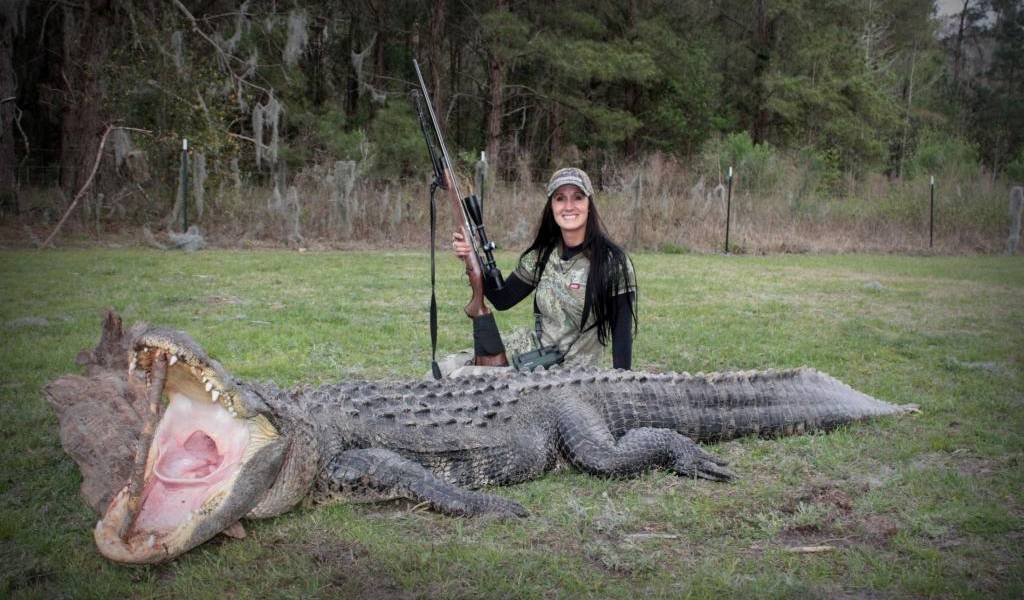 Mujer desata furia de las redes sociales por foto con león muerto