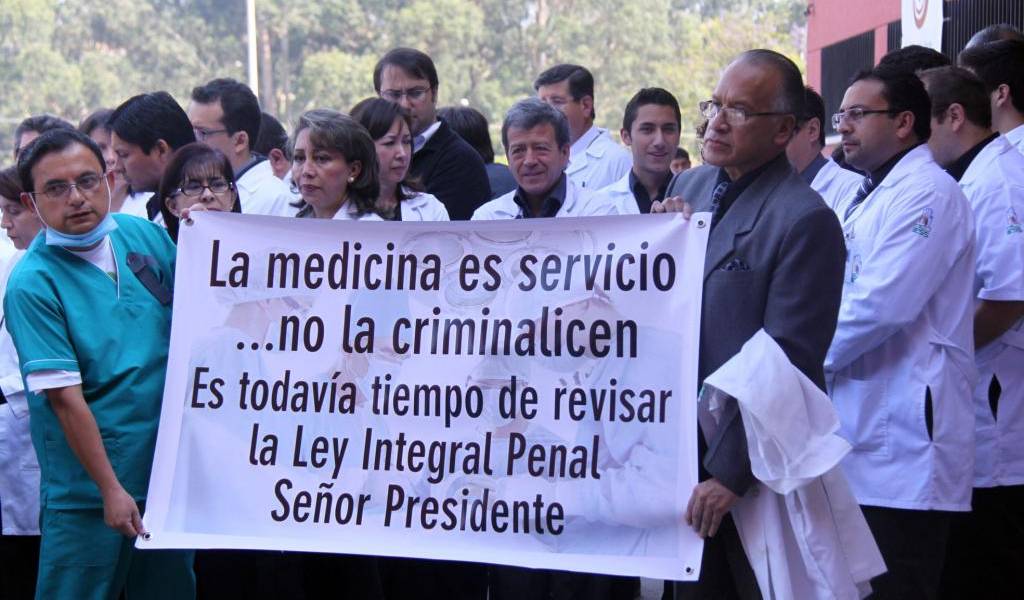 Médicos de Portoviejo y Cuenca cuelgan mandiles en protesta a Código Penal