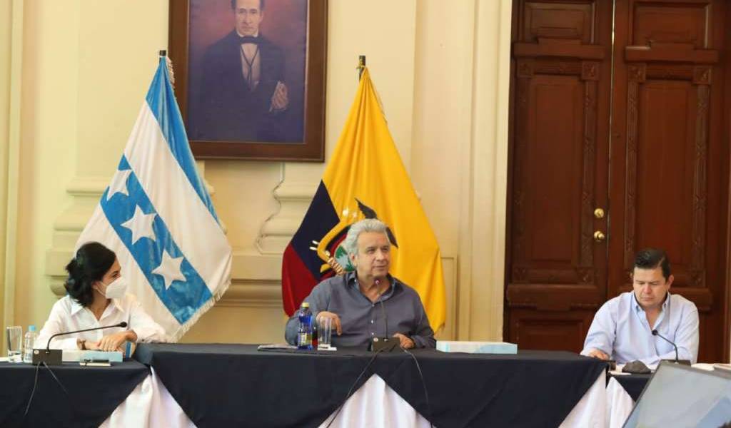 Moreno deroga decreto que disminuía su salario y el de ministros