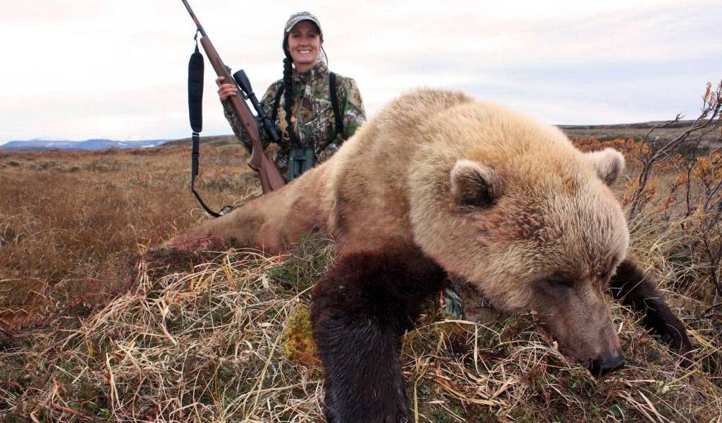 Mujer desata furia de las redes sociales por foto con león muerto