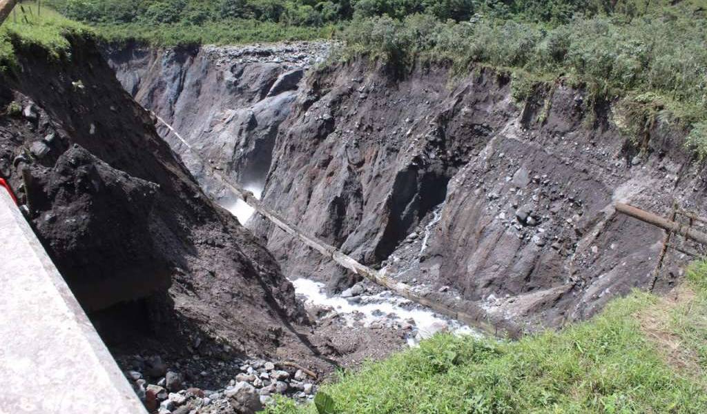 Técnicos de EEUU trabajan en la vía Quito - Lago Agrio que podría colapsar