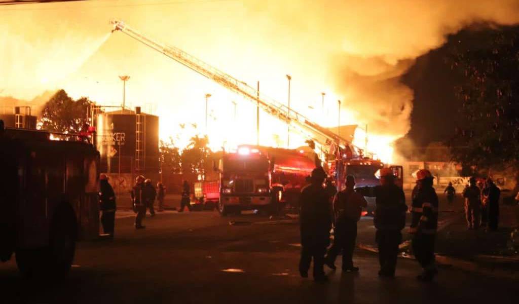 Incendio de gran magnitud en fábrica de papel de Durán