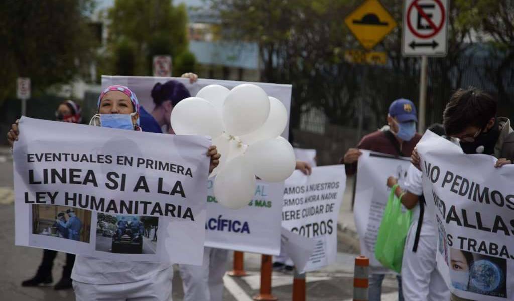 Profesionales de la salud fueron separados de hospitales en Quito