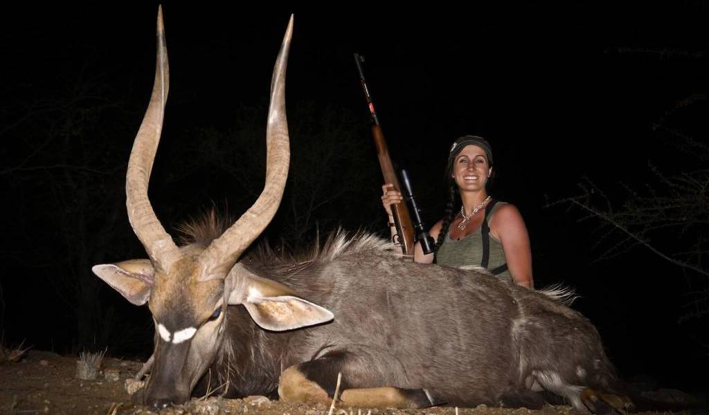 Mujer desata furia de las redes sociales por foto con león muerto