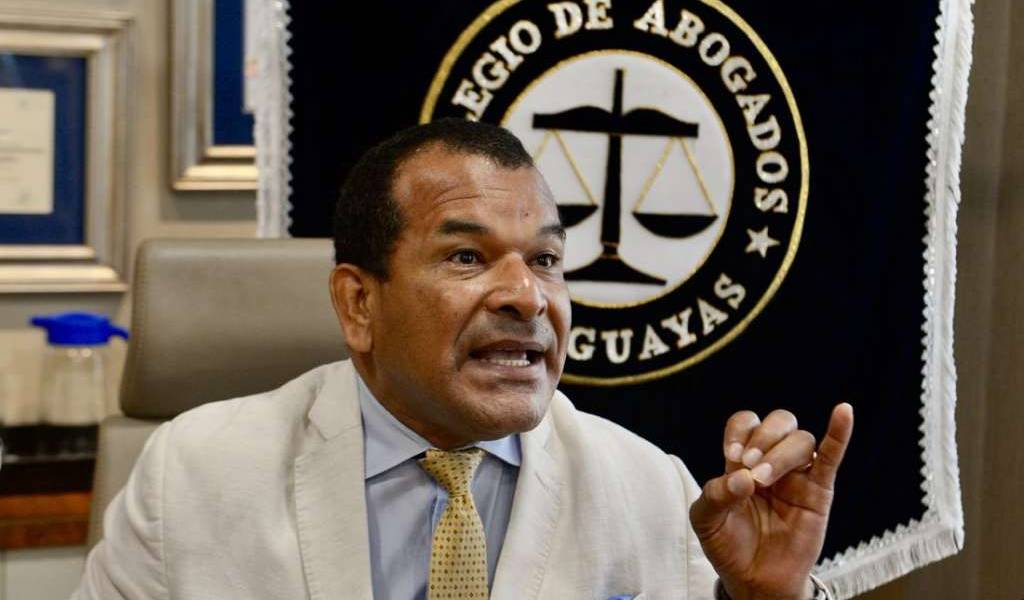 Esposo de ex asesora de Correa rechaza anulación de títulos de la U. de Guayaquil