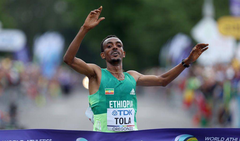 Tamirat Tola lidera el doblete etíope en el maratón de los Mundiales