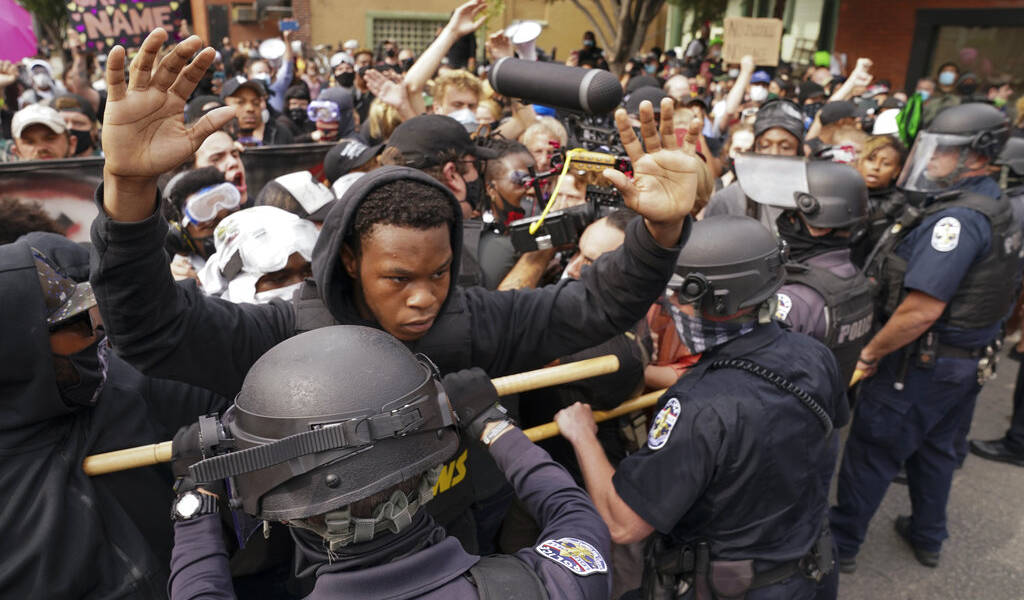 Policías heridos y detenidos en disturbios raciales en EEUU