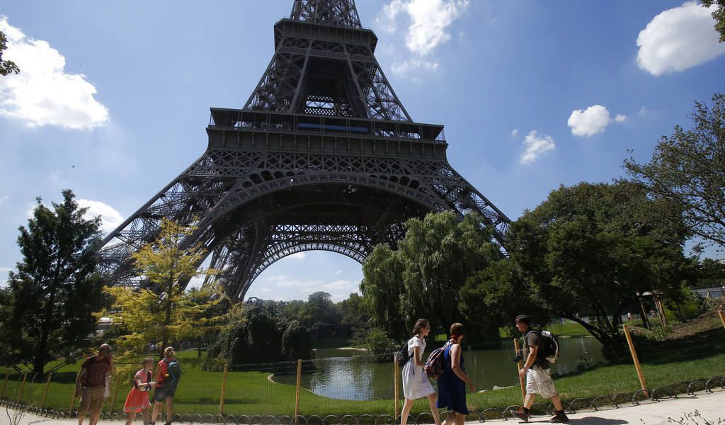 Turistas frustrados por cierre de torre Eiffel a causa de huelga