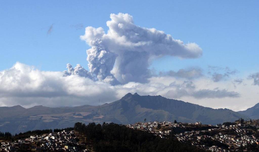 Cotopaxi no da tregua a la emisión de gas y ceniza