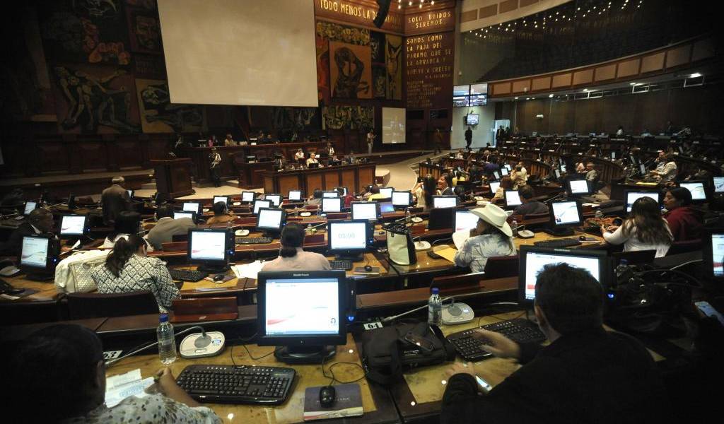 Ley de feriados llega al pleno legislativo con propuesta de 11 días de descanso