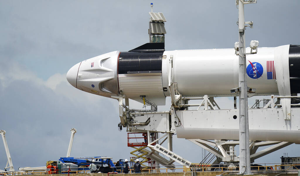 Bajo un cielo amenazante, se realiza el primer vuelo tripulado de SpaceX