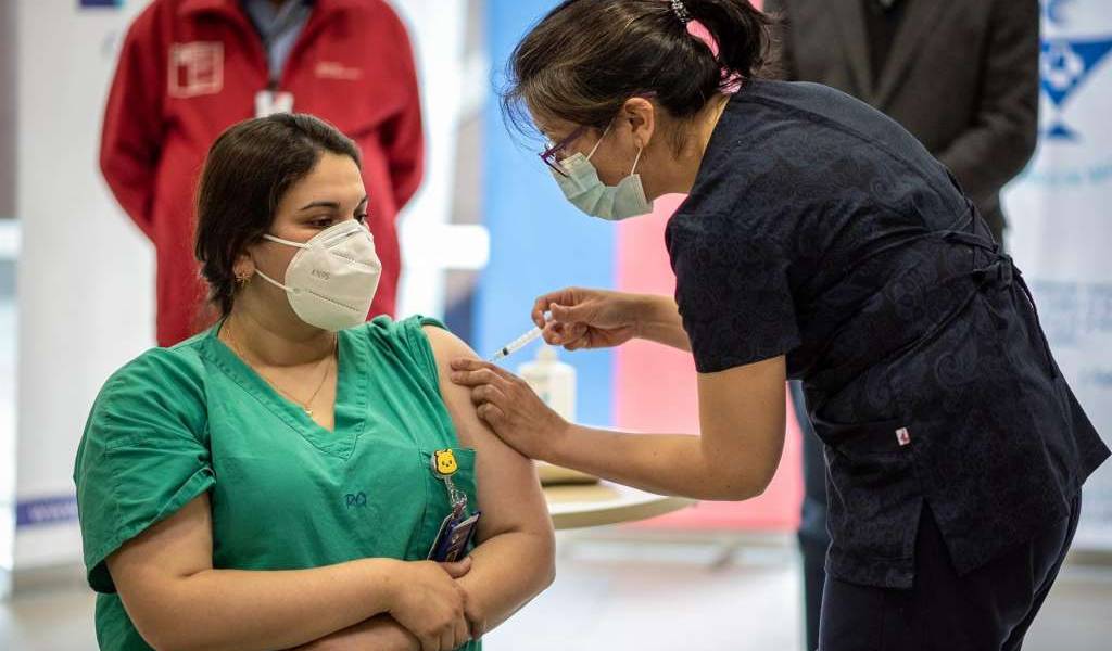 Chile ha vacunado a más de 5.000 personas del sector sanitario