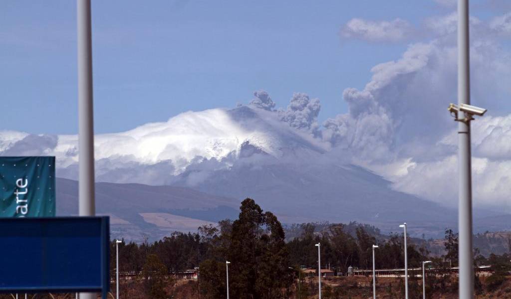 Reportan caída de ceniza en poblaciones cercanas a volcán Cotopaxi