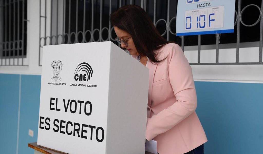 Elecciones Ecuador 2025: el CNE aprobó los diseños de las papeletas para los comicios presidenciales y legislativos