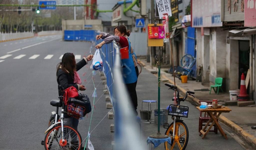 Habitantes de Wuhan regresan de a poco al trabajo luego de dos meses