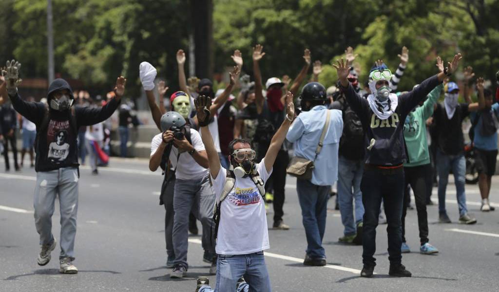 Oposición baja la temperatura en preparación de gran marcha en Venezuela