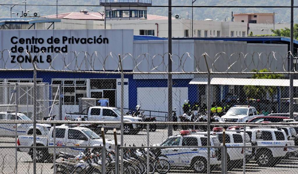 Detienen a 4 guías penitenciarios por la fuga de 3 reos en cárcel de Guayaquil