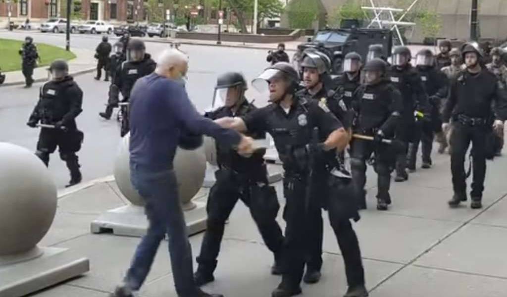 Brutal agresión policial a un hombre mayor en Estados Unidos