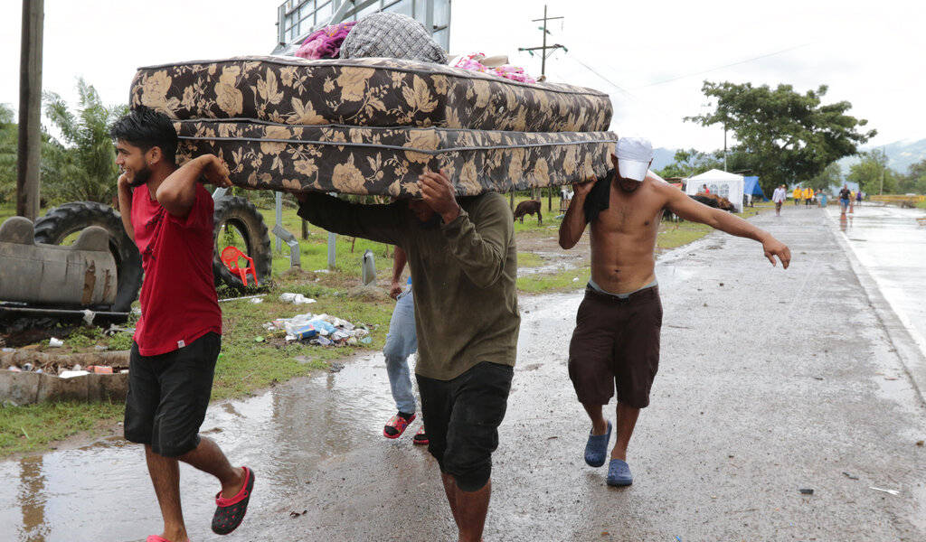El huracán Iota golpea a una maltrecha Honduras