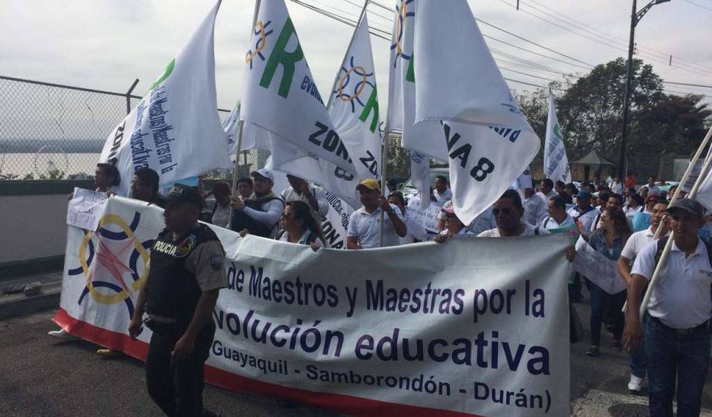 Maestros anuncian movilizaciones por retraso de sueldos y aumento de carga laboral