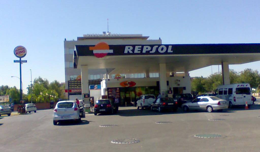 Compañía Repsol reduce inversiones tras cuantiosa pérdida en 2015