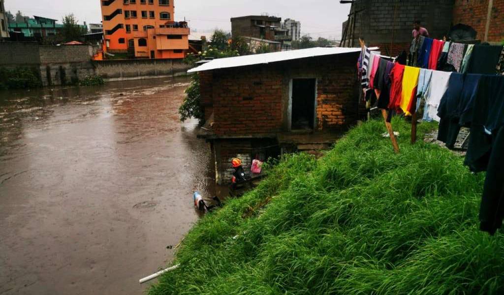 Varias familias evacuadas por intensas lluvias en Quito