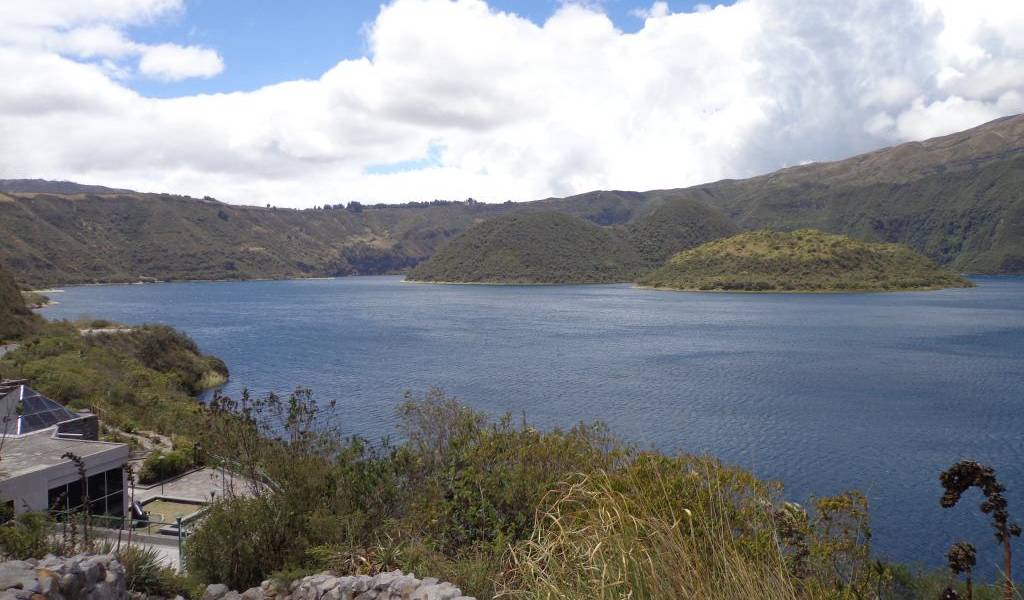 La laguna de Yahuarcocha está rodeada por el único autódromo del país