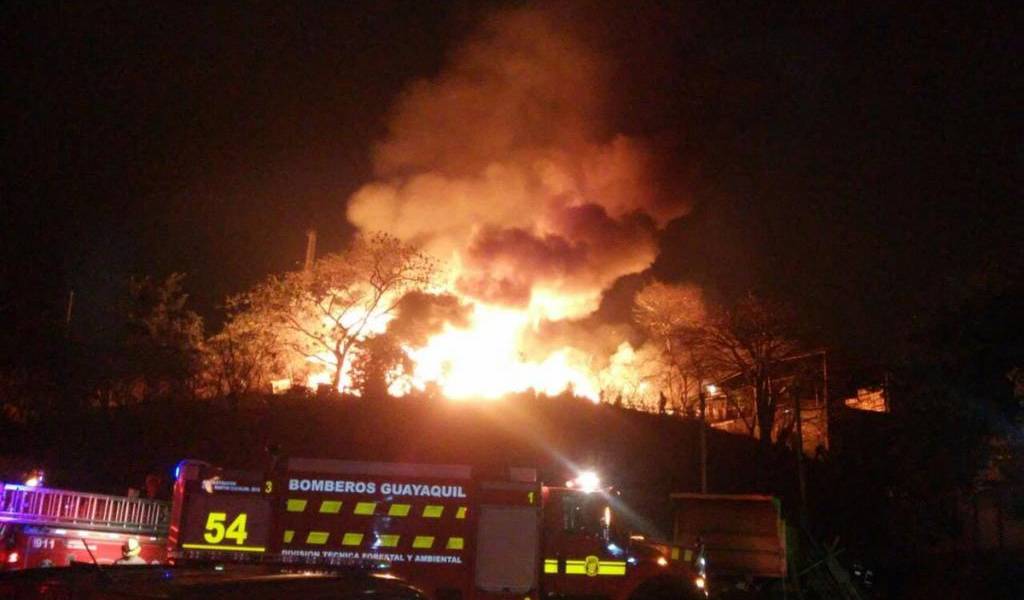 Bomberos: las abnegadas vidas que combaten el fuego a cualquier hora