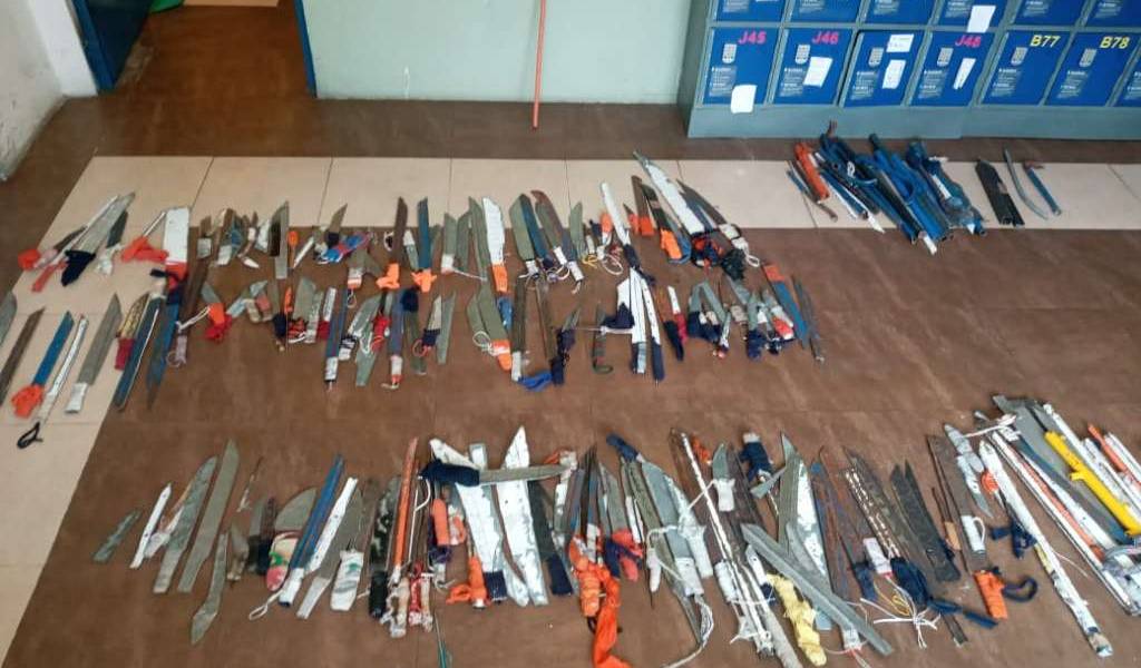 Reos entregan armas de forma voluntaria en la cárcel de Cotopaxi