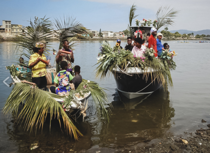 La celebración inició con una procesión por el Estero Salado, en la que participaron cinco embarcaciones que zarparon desde el Club Náutico y llegaron hasta las orillas de la cooperativa.