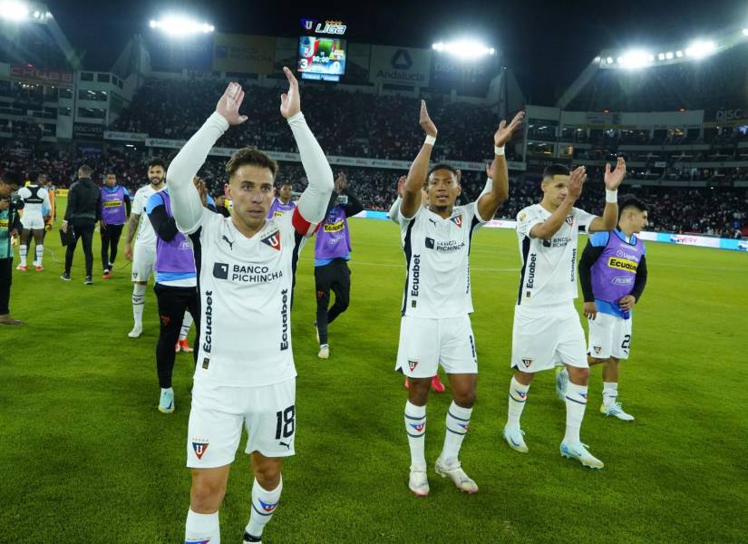 Jugadores de Liga agradeciendo a su hinchada luego del partido.