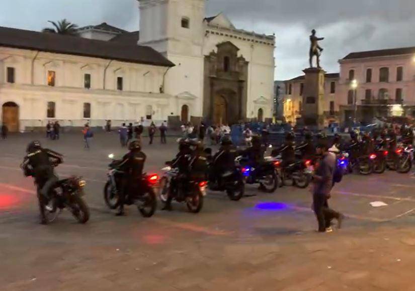 Policía motorizados en la Plaza de Santo Domingo
