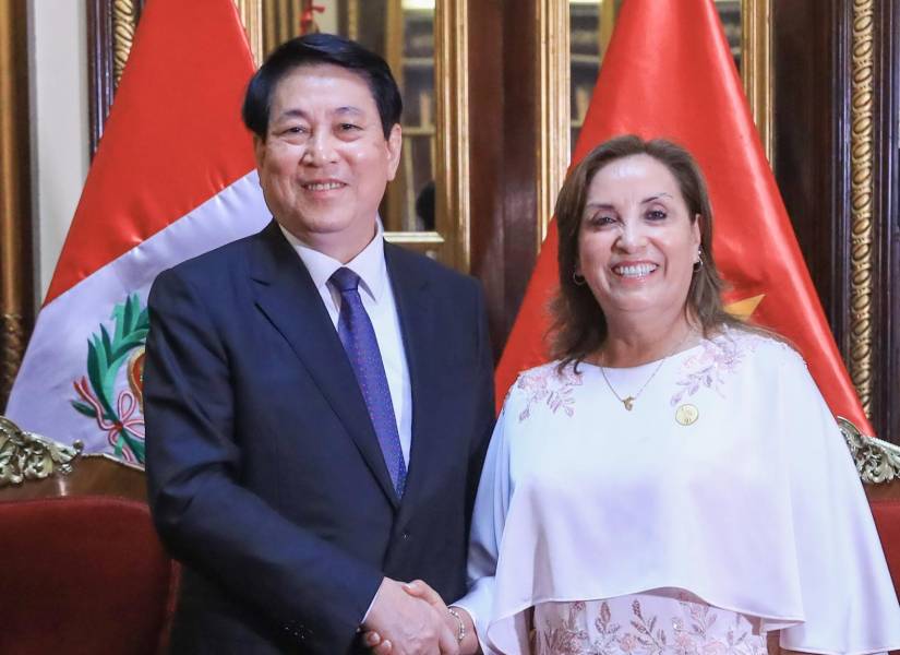 La presidenta de Perú, Dina Boluarte, saluda a su par de Vietnam, Luong Cuong.