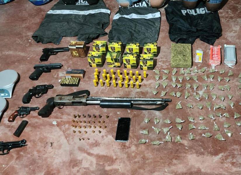 Foto de las armas, municiones y varias dosis de droga encontradas a sujetos en Cotacachi.
