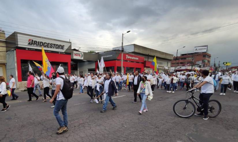 Miles de personas salieron a caminar en el sector de San Rafael, en Los Chillos.