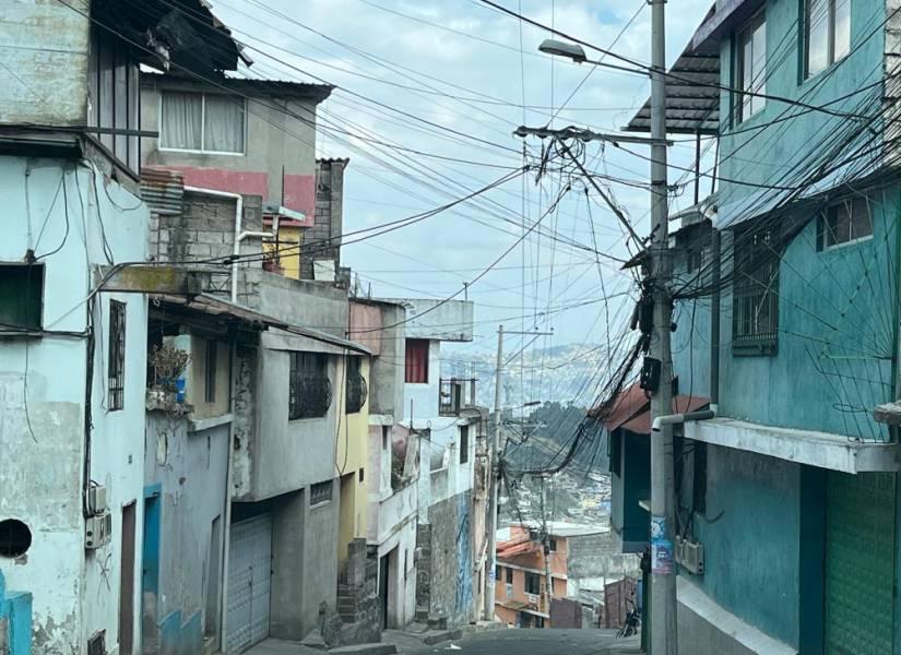 Otro punto con cables acumulados en la calle El Placer del Casco Colonial.