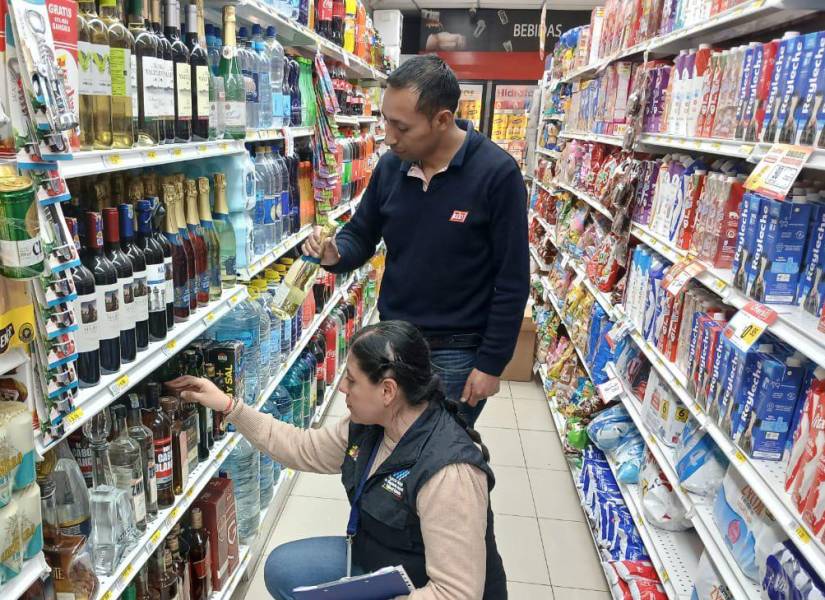 Personal de la Arcsa ejecutó operativos en supermercados y tiendas del país.