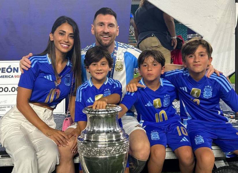 Antonela junto a sus hijos y Messi tras la victoria de la selección argentina.