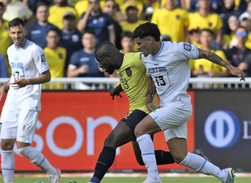 Jugadores de ambos equipos disputando el balón.