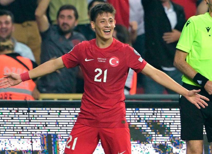 Arda Güler en un partido con la Selección de Turquía