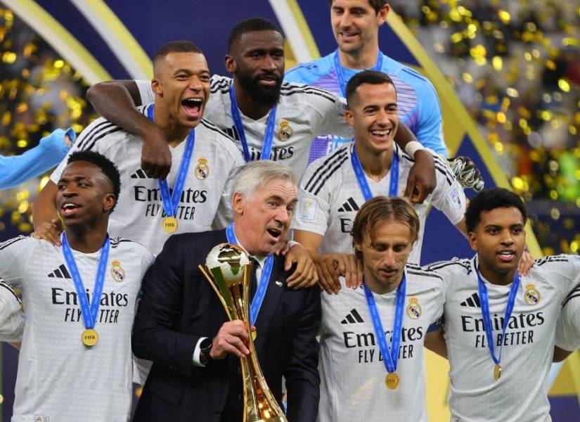 Carlo Ancelotti (c) en la celebración del Real Madrid como campeón de la Copa Intercontinental.