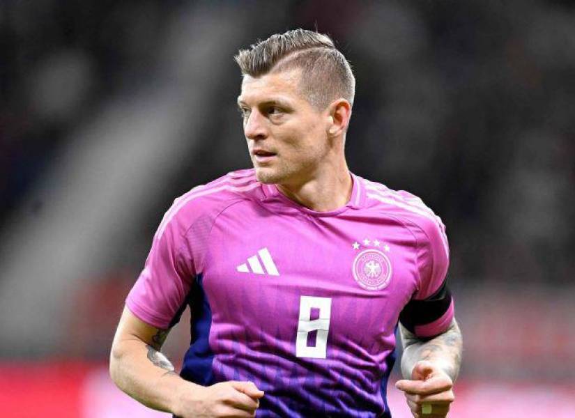 Toni Kroos en un partido con la selección de Alemania