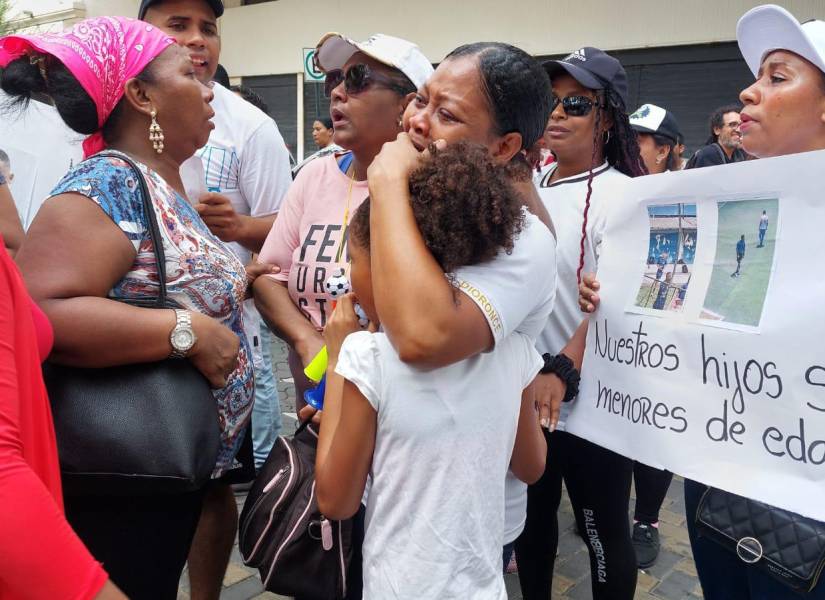 Familiares de los cuatro menores desaparecidos en Guayaquil realizaron un plantón al pie de la Fiscalía del Guayas.