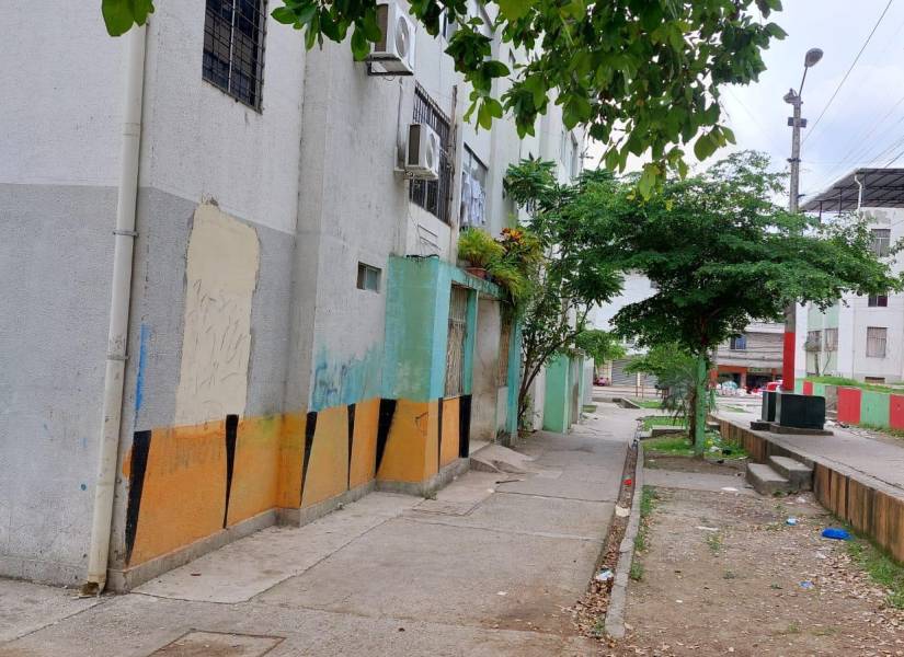 Algunas zonas de Socio Vivienda están pintadas de naranja y negro, simulando el lomo de un tigre, lo que representa la presencia del grupo criminal Los Tiguerones.